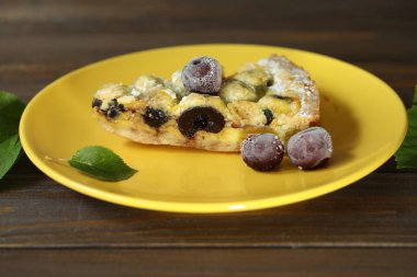 Sarı tabakta kirazlı lezzetli kirazlı turta.