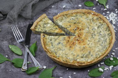 Süzme peynirli ve ıspanaklı lezzetli kiş turtası.