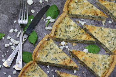 Süzme peynirli ve ıspanaklı lezzetli kiş turtası.