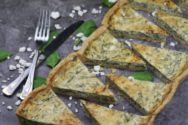 Süzme peynirli ve ıspanaklı lezzetli kiş turtası.