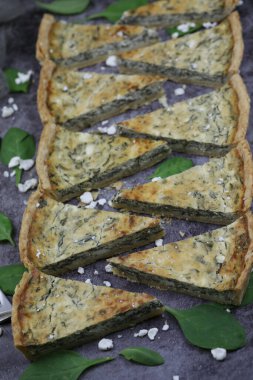 Süzme peynirli ve ıspanaklı lezzetli kiş turtası.