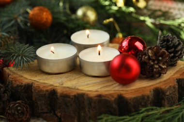 Ahşap doğal arka plan Noel süsü ve mumlarla