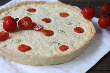 Tavuk ve domatesli lezzetli kiş turtası