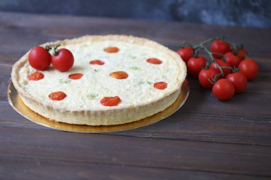 Tavuk ve domatesli lezzetli kiş turtası