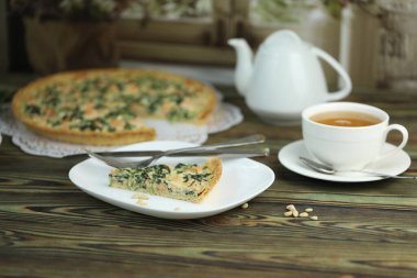 Somon balığı ve çam fıstıklı lezzetli kiş turtası. Kiş ve çay ile kahvaltı.