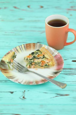 Somon balığı ve çam fıstıklı lezzetli kiş turtası. Kiş ve kahve ile kahvaltı.