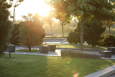Sabahın erken saatlerinde Dnipro şehrindeki nehrin yanındaki boş parkta.