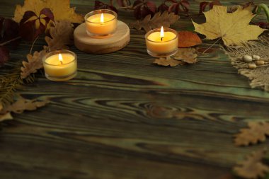 Yapraklar ve mumlarla sonbahar doğal arka planı