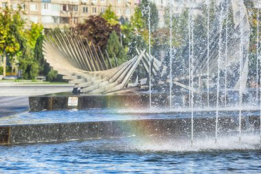 Sabahın erken saatlerinde Dnipro şehrindeki nehrin yanındaki boş parkta.