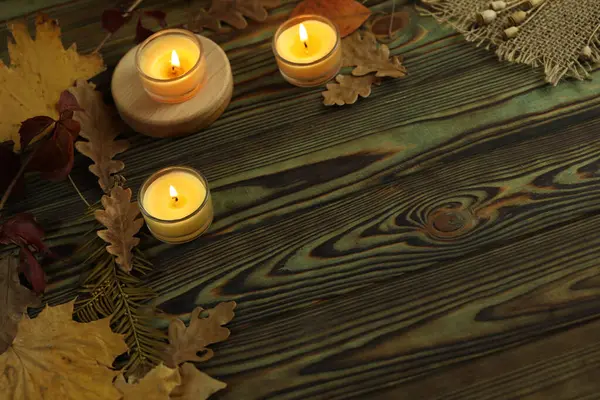 Yapraklar ve mumlarla sonbahar doğal arka planı