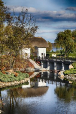 Parkta güneşli bir sonbahar günü Dnipro şehrinde nehre yakın