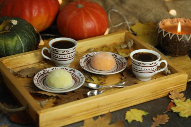 Renkli Japon tatlıları daifuku ya da dilimlenmiş mochi. Tatlılar bir fincan kahveyle tabağa kapanır.