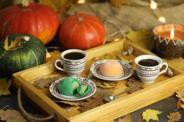 Renkli Japon tatlıları daifuku ya da dilimlenmiş mochi. Tatlılar bir fincan kahveyle tabağa kapanır.