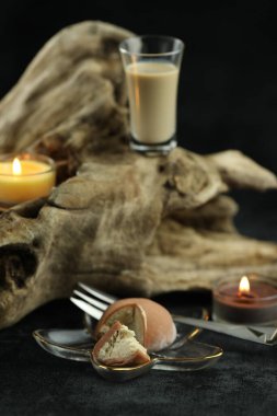 Japon tatlıları daifuku mochi ve bir bardak İrlanda kreması likörü.