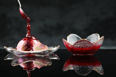 Japon tatlısı renginde daifuku mochi ve reçel.