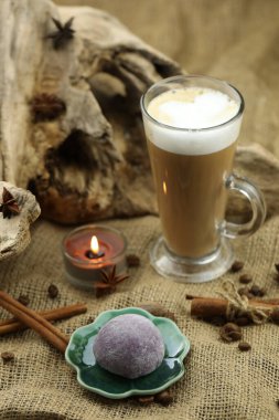 Mochi ve baharatlı cam kahve. Kopyalama alanı olan kumaş arkaplan