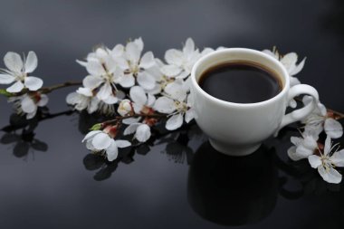 Bir fincan sıcak sade kahve. Çiçekli sabah kahvesi. Romantik sabah