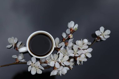 Bir fincan sıcak sade kahve. Çiçekli sabah kahvesi. Romantik sabah