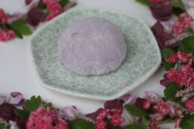 Çiçek süslemeli renkli Japon daifuku mochi tatlısı.