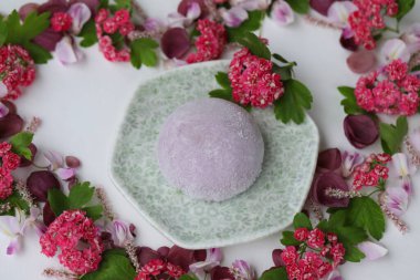 Çiçek süslemeli renkli Japon daifuku mochi tatlısı.