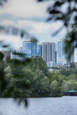 Dnipro şehri ve nehir dinamiği. Şehir manzaralı şehir manzarası