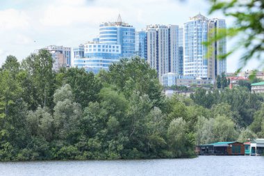 Dnipro şehri ve nehir dinamiği. Şehir manzaralı şehir manzarası