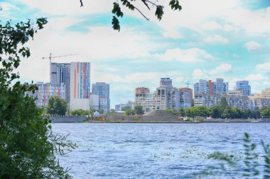 Dnipro şehri ve nehir dinamiği. Şehir manzaralı şehir manzarası