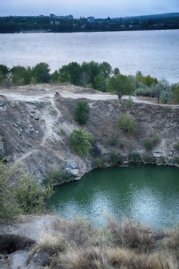 Gölü ve kayası olan güzel sonbahar manzarası