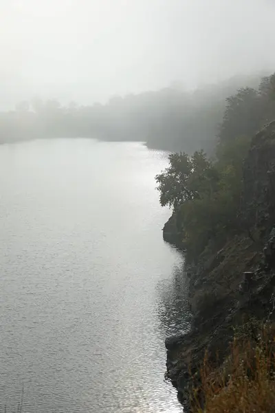 Göl ve sisli sonbahar sabahları sisli olur.