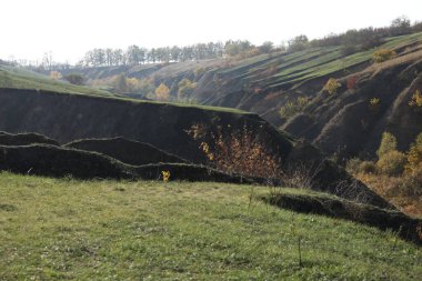 Büyük vadisi olan sonbahar manzarası. Kırsal yaşam