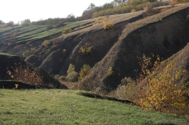 Büyük vadisi olan sonbahar manzarası. Kırsal yaşam