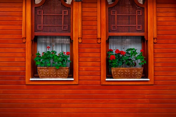 Ablakok Virágok Faház Fala Országstílus — Stock Fotó