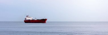 Okyanusta yüzen büyük bir petrol tankeri gemisi. Açık deniz