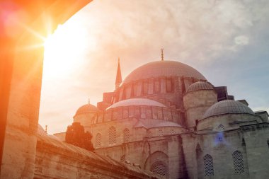 Süleyman Camii. Güneş ışığıyla harika bir manzara. Mavi gökyüzü arkaplanı