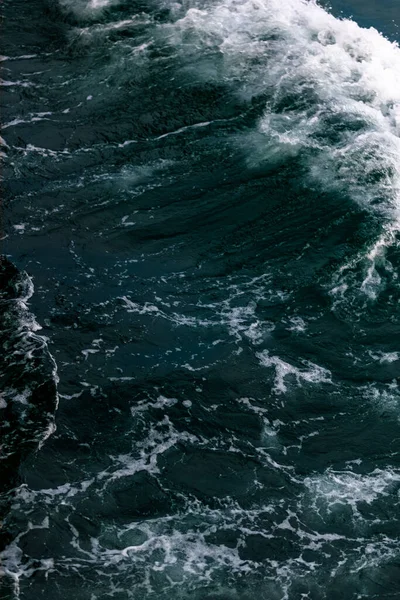 濃い青の海の波 空中展望 青い海の水の質感 — ストック写真