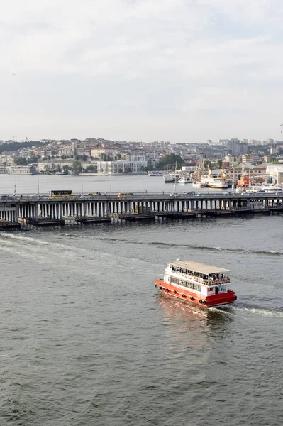 İstanbul 'a Halic Köprüsü' nden bak. Türkiye 'de yaz günü