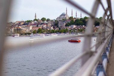 İstanbul 'a Halic Köprüsü' nden bak. Türkiye 'de yaz günü