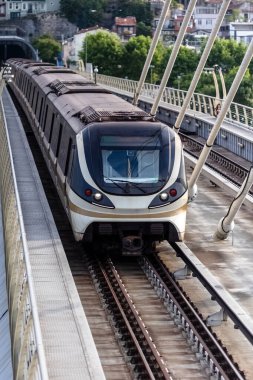 Trendeki Halic metro köprüsü görüntüsü. İstanbul şehir taşımacılığı 