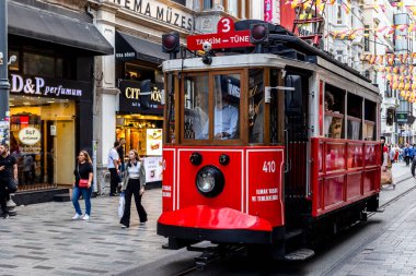 Taksim, İstanbul, Türkiye, 20 Haziran 2023: Taksim İstiklal Caddesi 'ndeki kırmızı vintage tramvay. Kentsel toplu taşımacılığın eski tramvayı