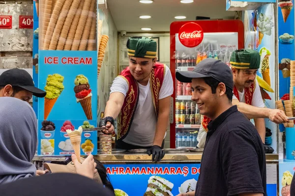 Бейонсе Стамбул Июня 2023 Года Продавец Мороженого Дондурма Уличная Еда — стоковое фото