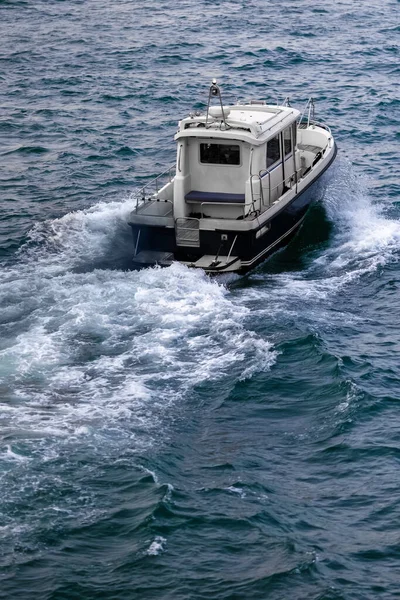 Küçük Balıkçı Teknesi Açık Denizde Hızla Ilerliyor — Stok fotoğraf