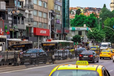 Türkiye, İstanbul - 20 Haziran 2022: İstanbul sokak trafiği. Sokak görünümü