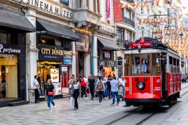 Taksim, İstanbul, Türkiye, 20 Haziran 2023: Taksim İstiklal Caddesi 'ndeki kırmızı vintage tramvay. Kentsel toplu taşımacılığın eski tramvayı
