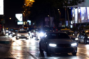 Gece şehir caddesinde araba sürüyor. Akşam trafiği