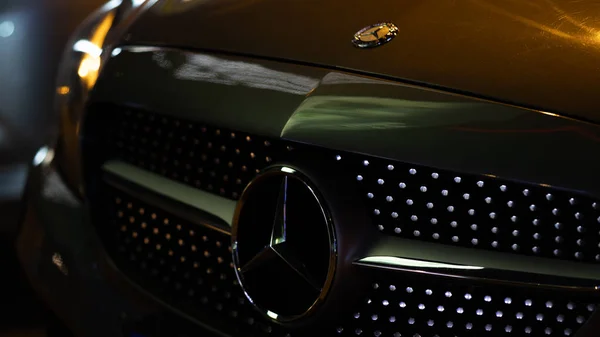 Κωνσταντινούπολη Τουρκία 2023 Mercedes Benz Αστέρι Λογότυπο Νύχτα Πολυτελές Αυτοκίνητο — Φωτογραφία Αρχείου
