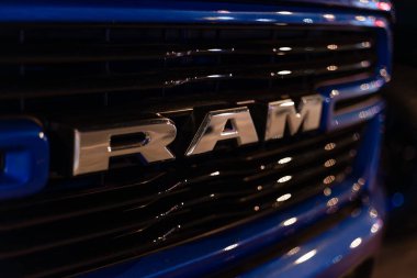 İstanbul, Türkiye - 9 Ağustos 2023: Dodge RAM ABD kamyonet logosu ve markası. Güçlü Amerikan pikap