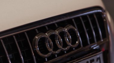 İstanbul, Türkiye - 9 Ağustos 2023: Audi logosu ve ön maske ayrıntıları. Lüks Otomobil Üreticisi