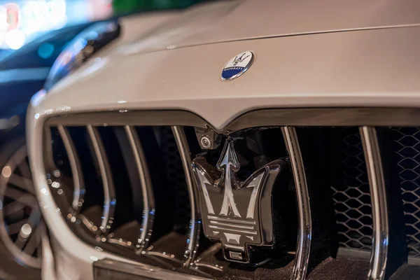 이스탄불 2023년 범퍼에 Maserati의 로고를 닫습니다 세계적으로 유명한 이탈리아 자동차 — 스톡 사진