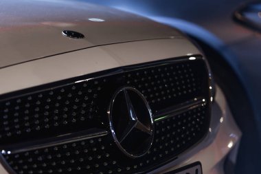 İstanbul, Türkiye - 9 Ağustos 2023: Mercedes Benz lüks krom ızgara ve Benz yıldızı logosu. Alman lüks otomobil üreticisi