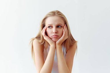 Beyaz arka planda komik öğrenci portresi. Huysuz duygu modeli. Stüdyo resmi